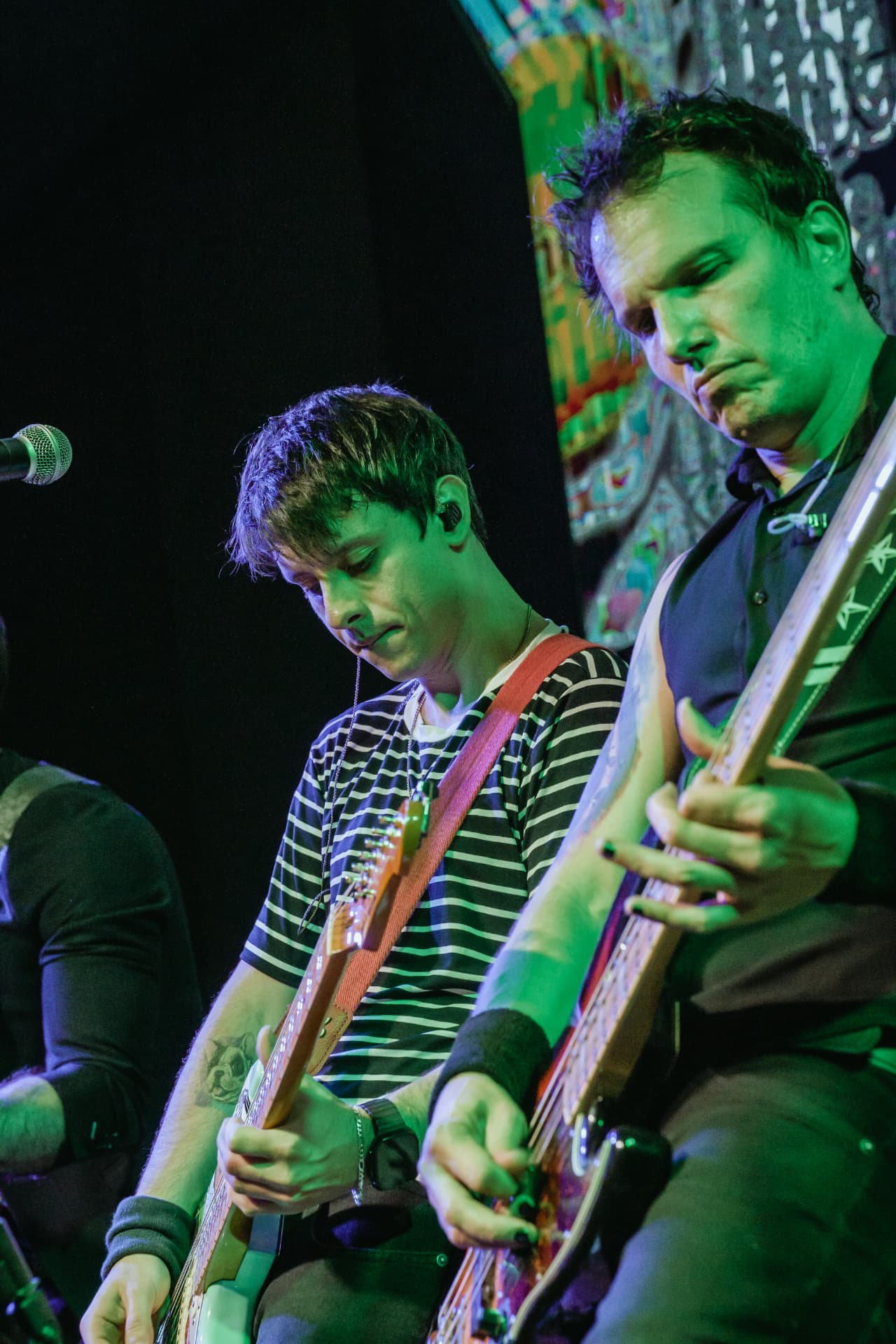 Guitarrista e baixista da Drive lado a lado no palco