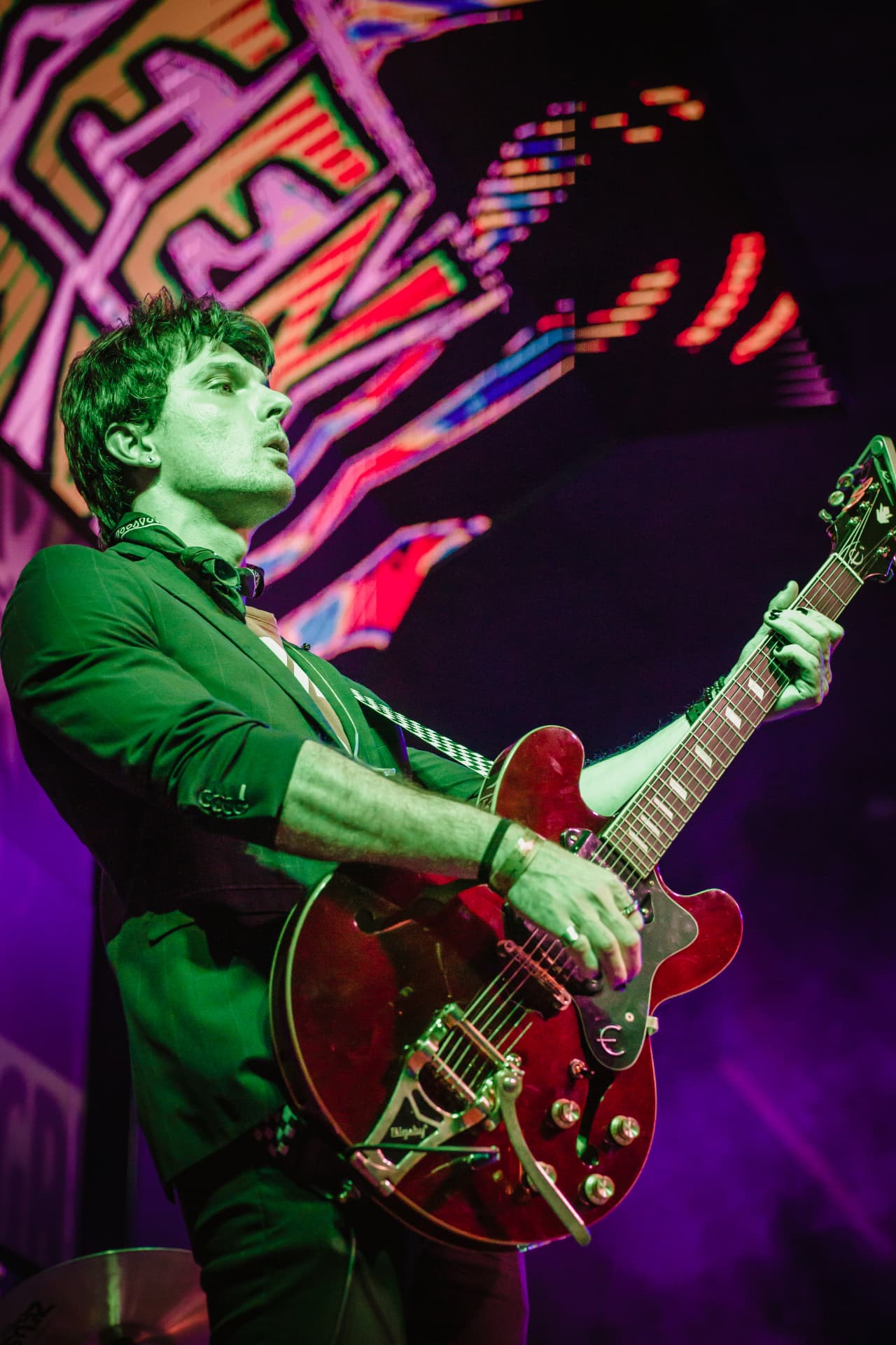 Guitarrista da Drive com guitarra semiacústica vermelha