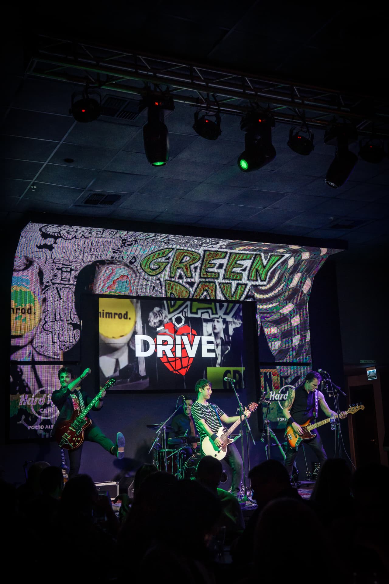 Vista geral do palco do Hard Rock Café com a Drive tocando