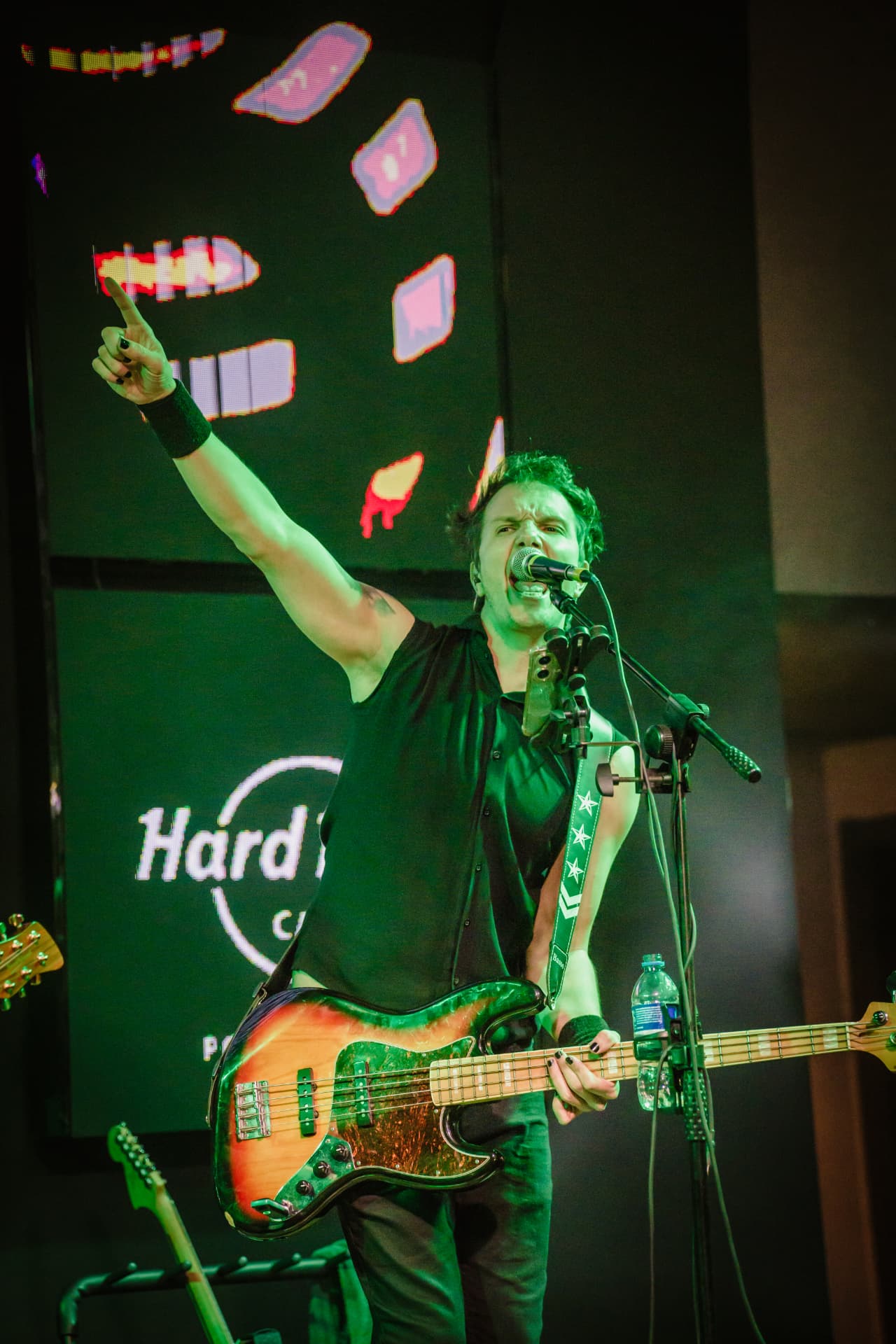 Baixista da Drive apontando para o público durante o show