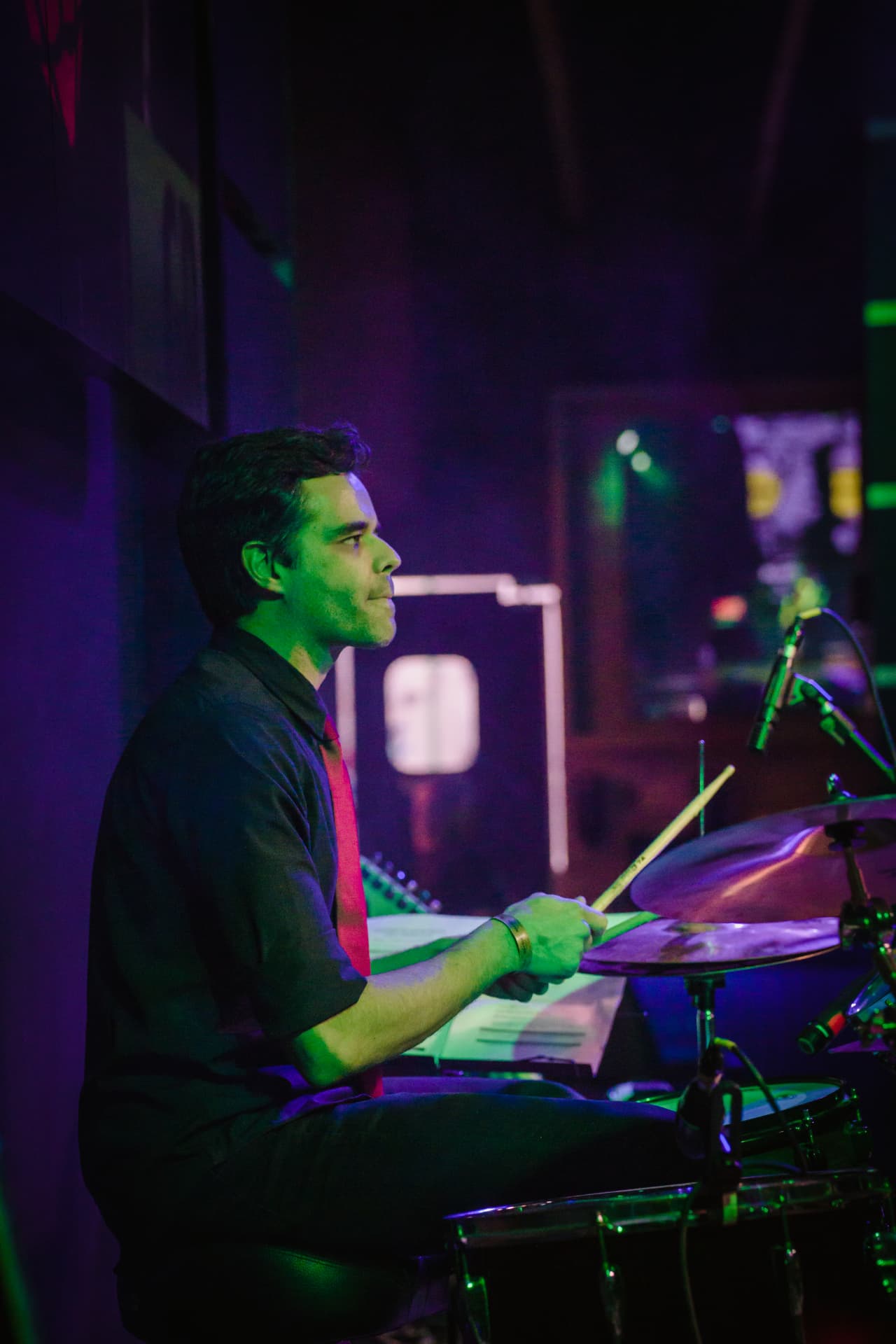 Baterista da Drive de perfil tocando no show tributo