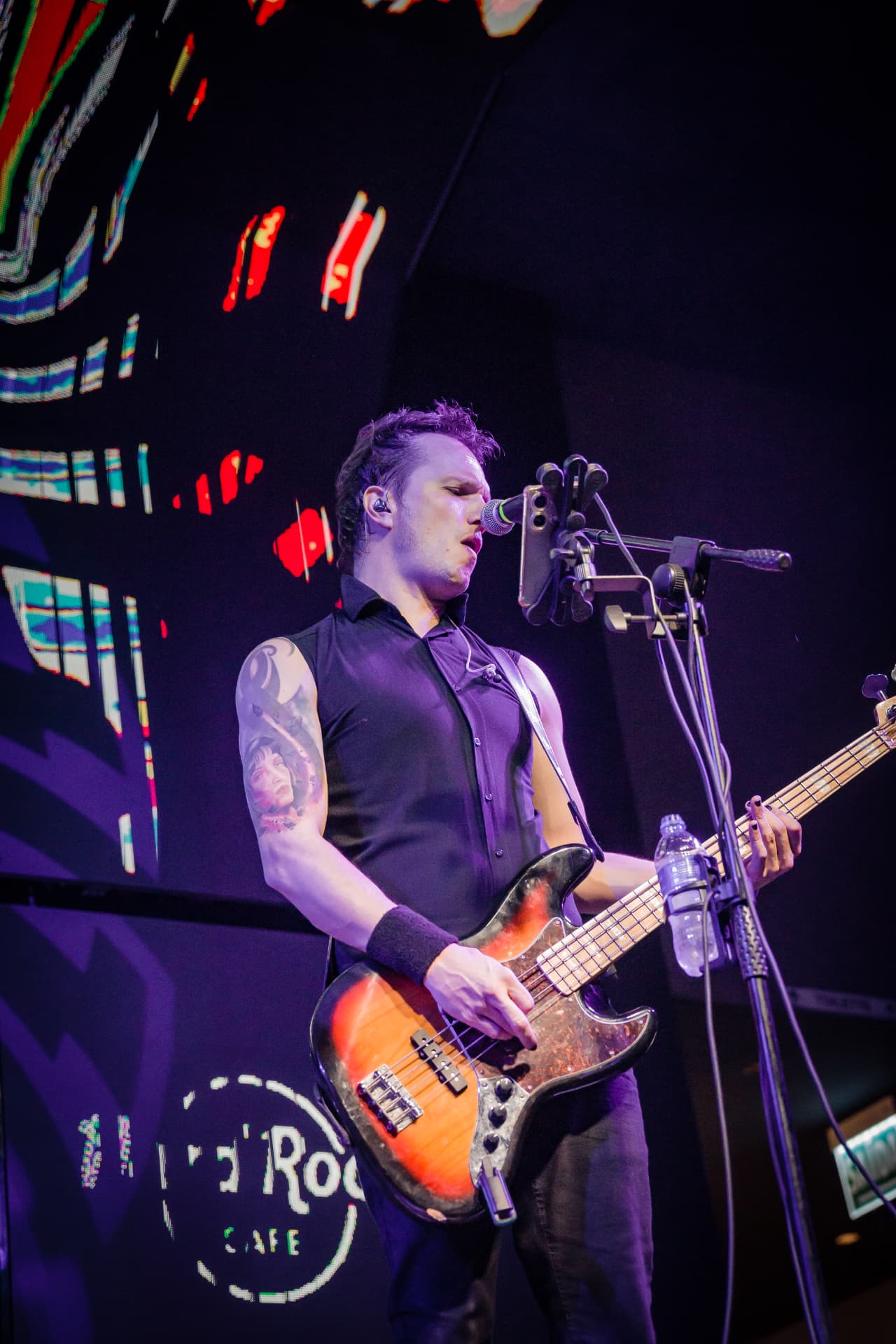 Baixista da Drive cantando no palco do Hard Rock Café
