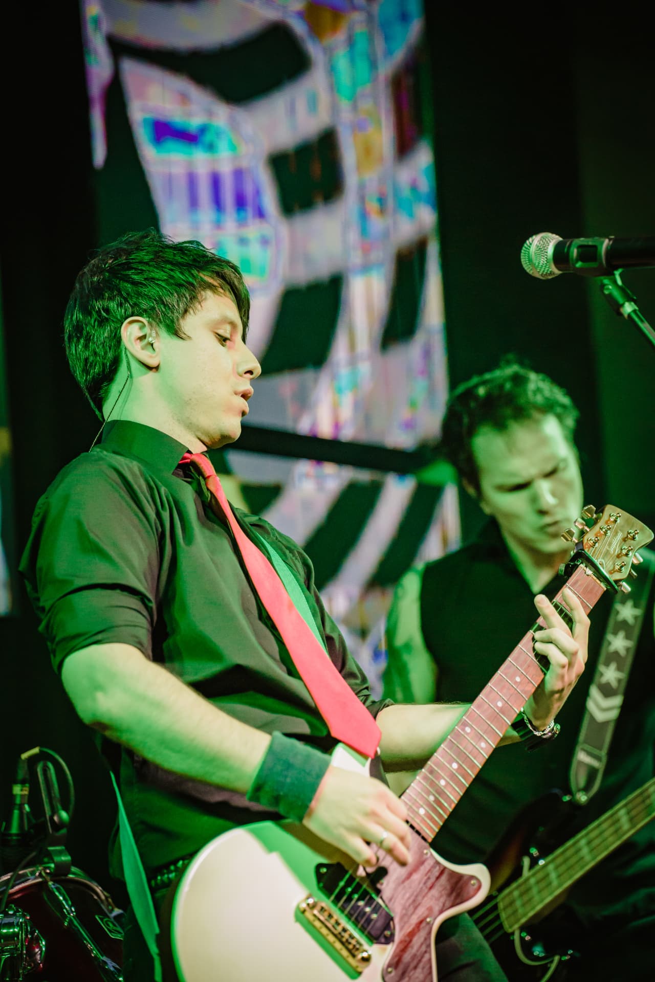 Vocalista e guitarrista da Drive em close durante o show